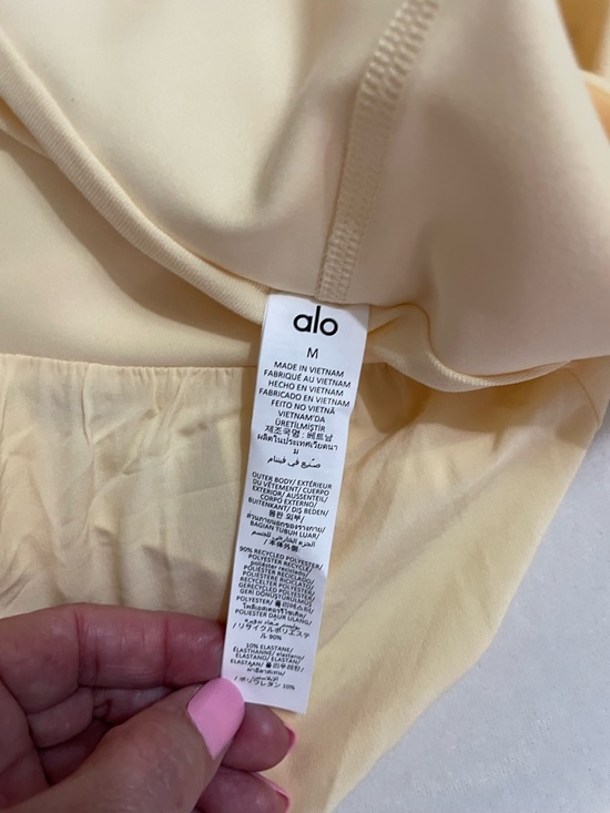 ALO Yoga NWT V-Cute Running Shorts Candlelight Yellow V-Waist Active Skort M - Picture 8 of 10